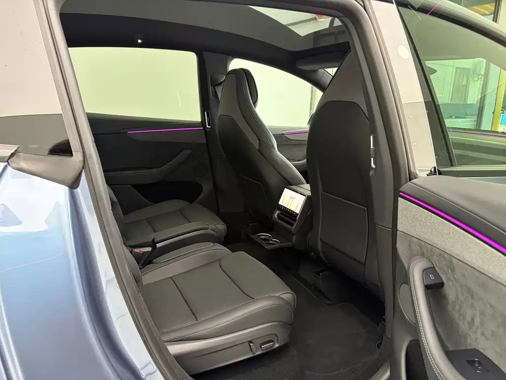 Tesla Model Y L — миниатюра 9