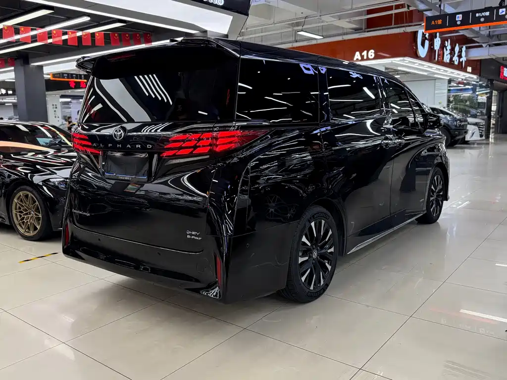 Toyota Alphard — миниатюра 6