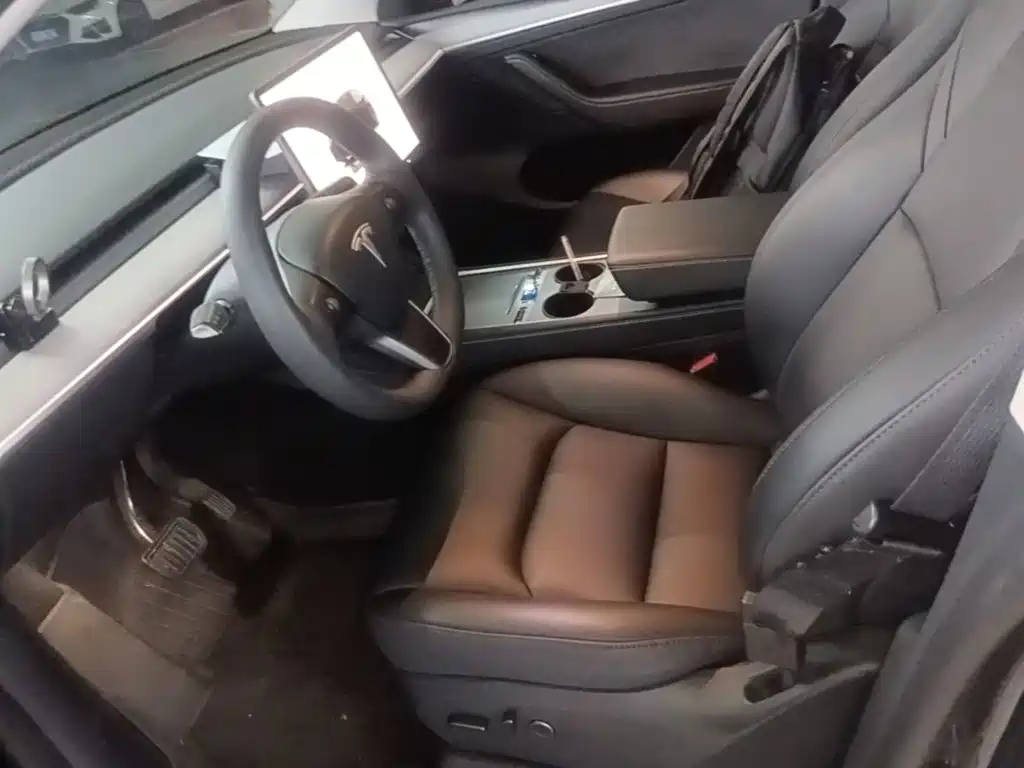 Tesla Model Y — миниатюра 15