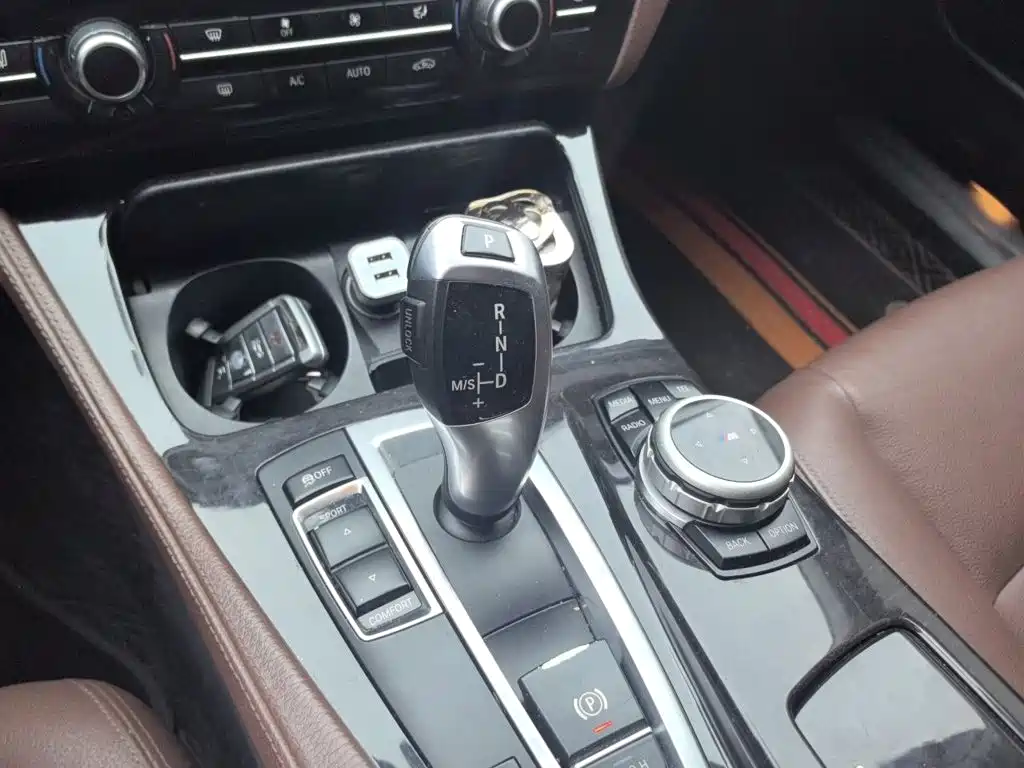 BMW 5 Series — миниатюра 7