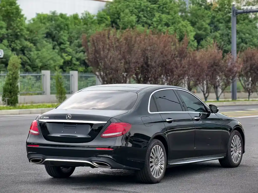 Mercedes-Benz E-Class — миниатюра 8