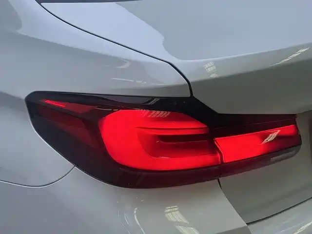 BMW 5 Series — миниатюра 8