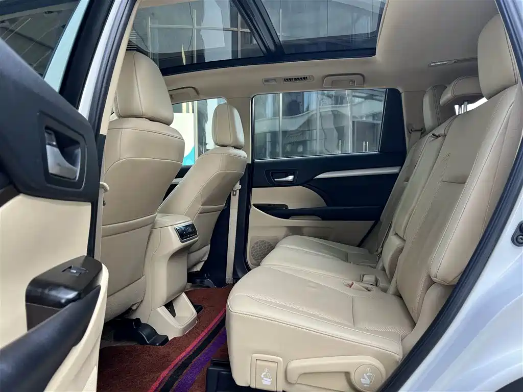 Toyota Highlander 2021 2.0T Luxury 7 мест