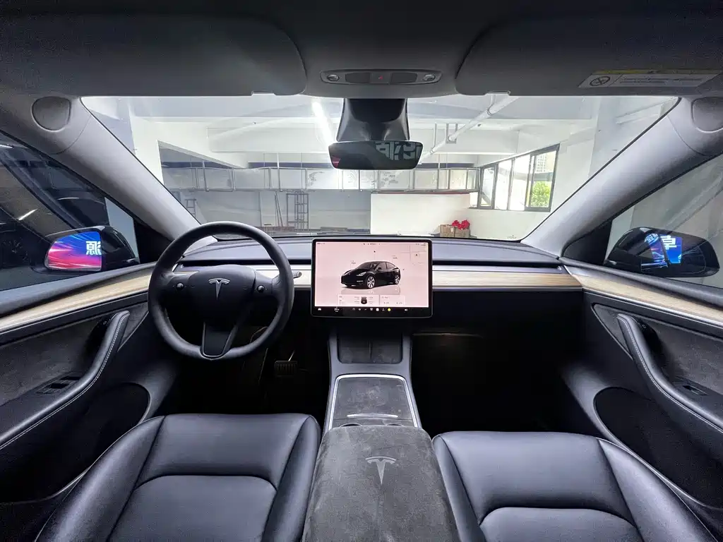 Tesla Model Y — миниатюра 6