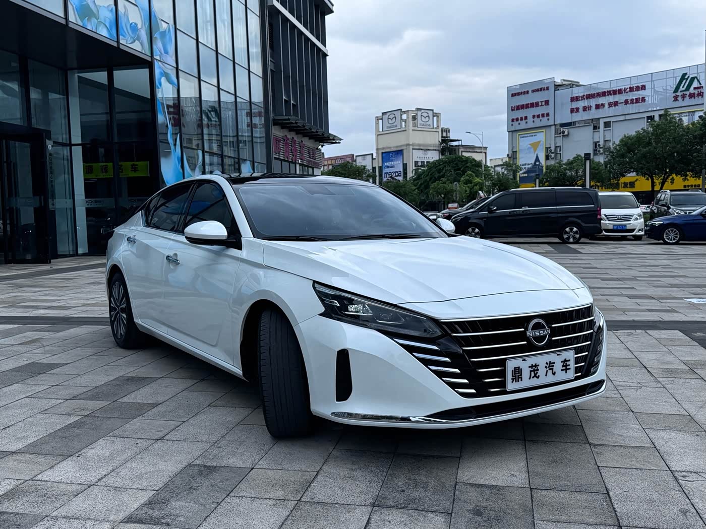Nissan Teana 2.0 л 2023 г. Белый, пробег 30000 км