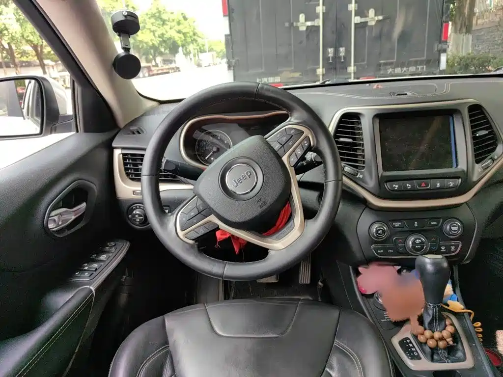 Jeep Cherokee (Import) — миниатюра 3