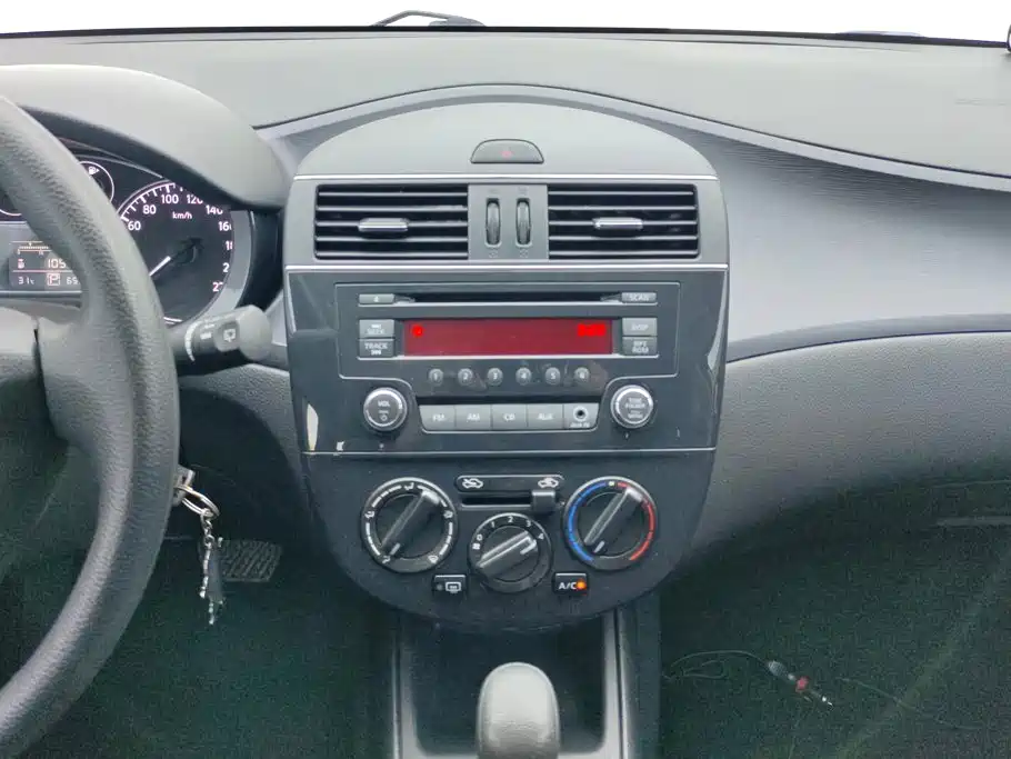 Nissan Tiida — миниатюра 13