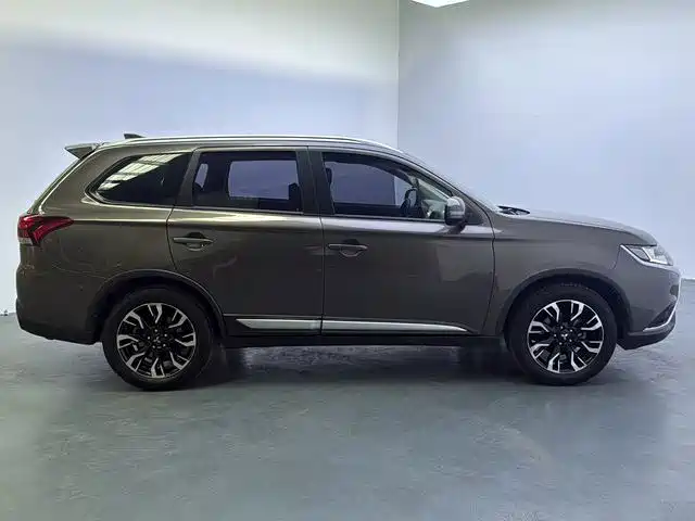 Mitsubishi Outlander — миниатюра 20