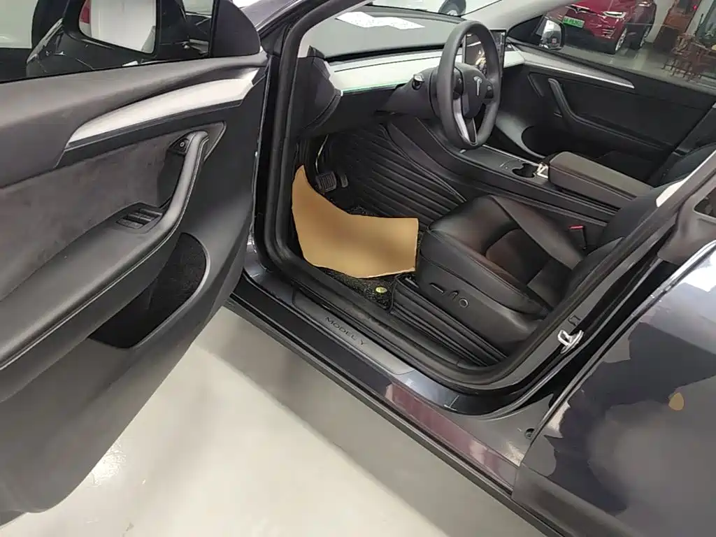 Tesla Model Y — миниатюра 16