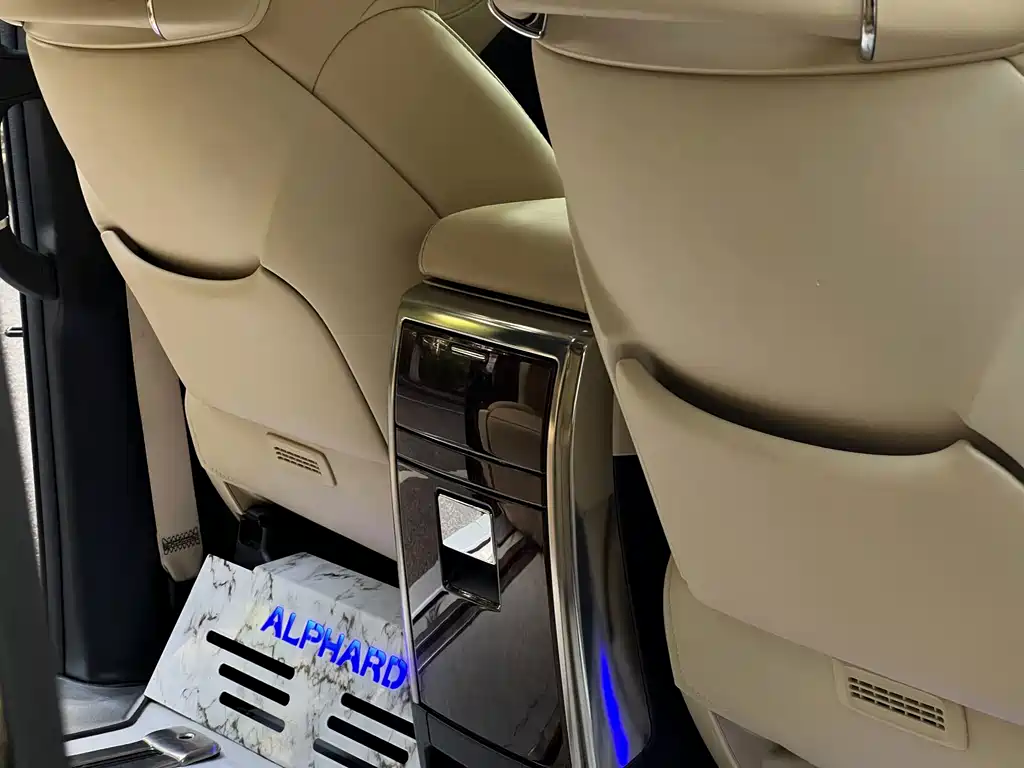 Toyota Alphard — миниатюра 20