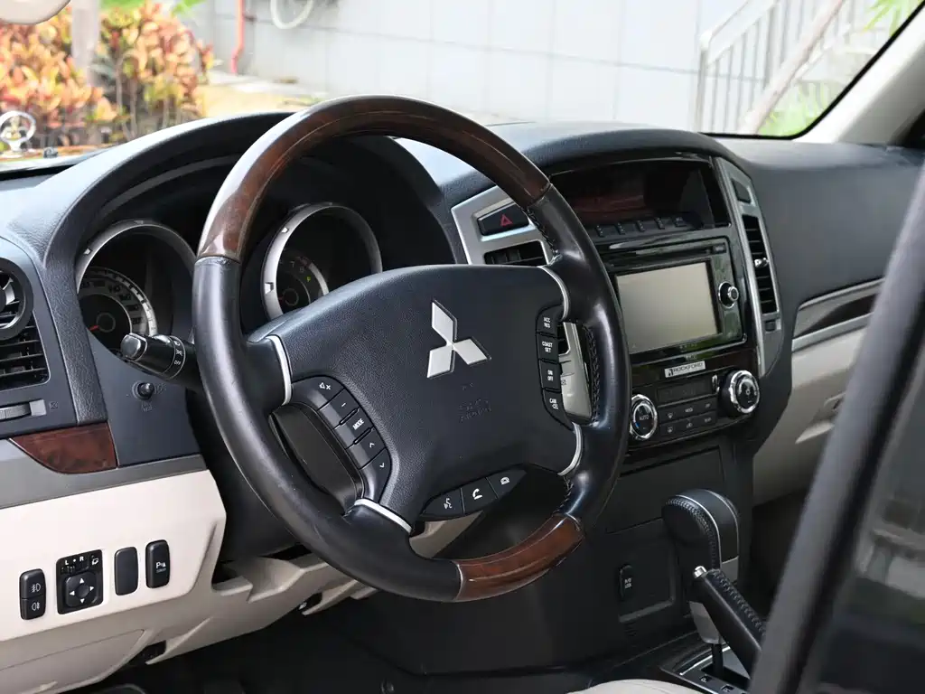 Mitsubishi Pajero (Import) — миниатюра 16