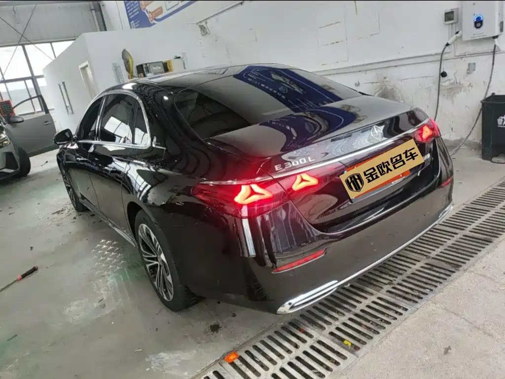 Mercedes-Benz E-Class — миниатюра 11
