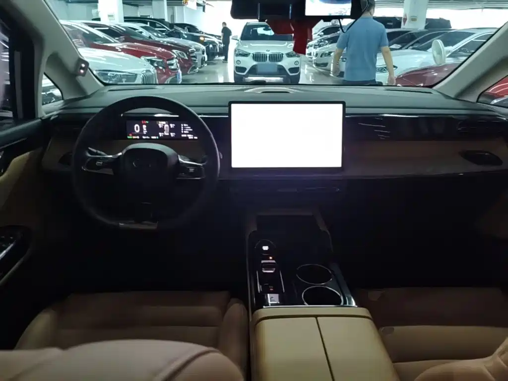 GAC Motor Trumpchi E8 PHEV — миниатюра 10