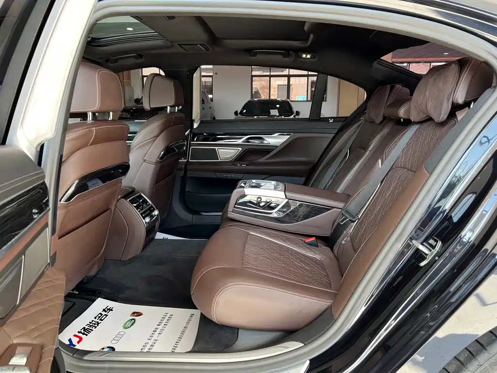 BMW 7 Series — миниатюра 9