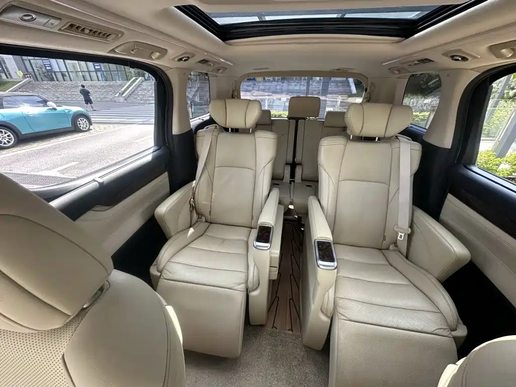 Toyota Alphard — миниатюра 11