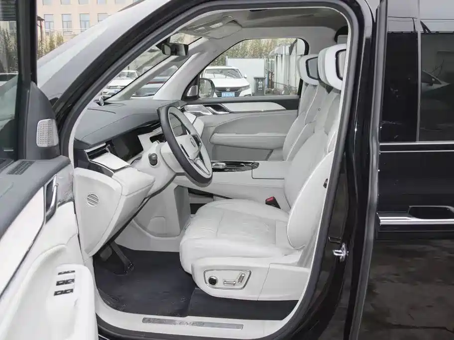 Volvo EM90 2025 Ultra мест
