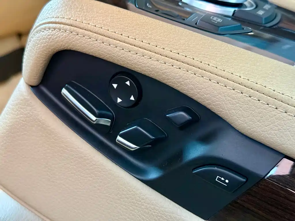 BMW 7 Series — миниатюра 11
