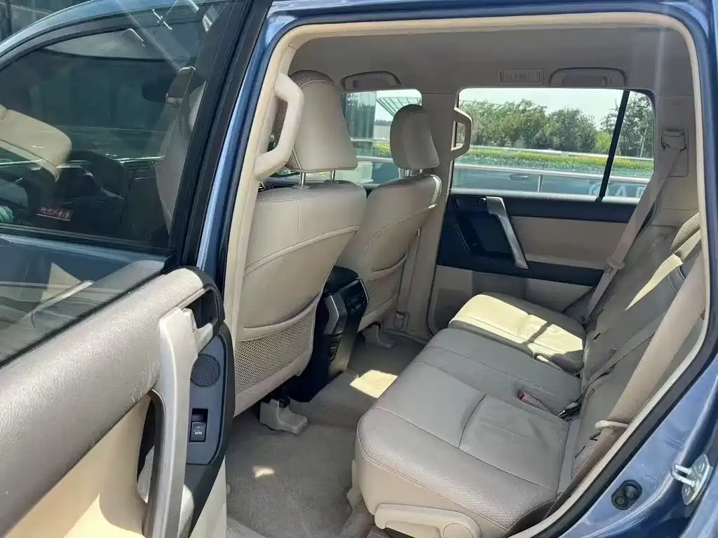 Toyota Land Cruiser Prado 2010 2.7L AT Luxury