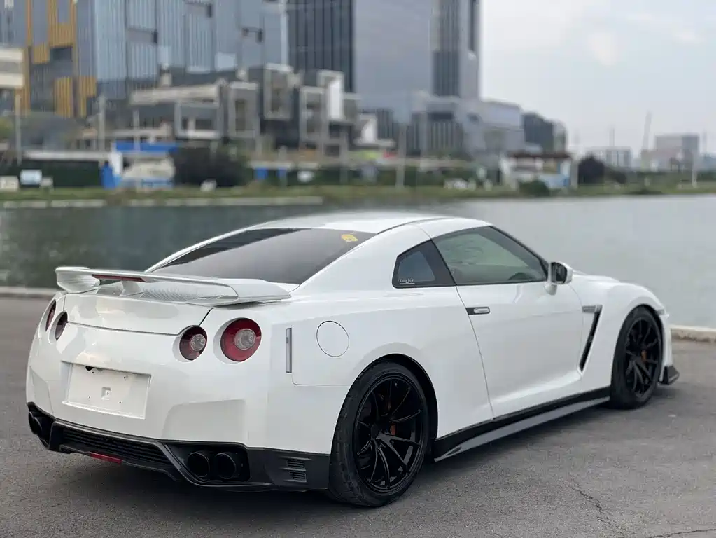 Nissan GT-R — миниатюра 4