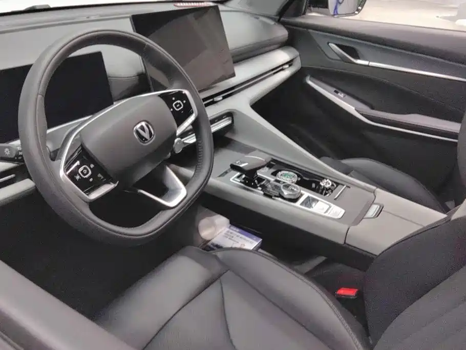Заказать Changan 长安CS75PLUS 2026 года за 3 688 529 ₽  из Китая