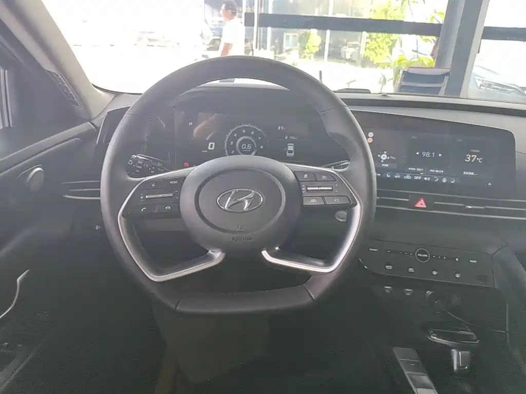 Hyundai Elantra — миниатюра 11
