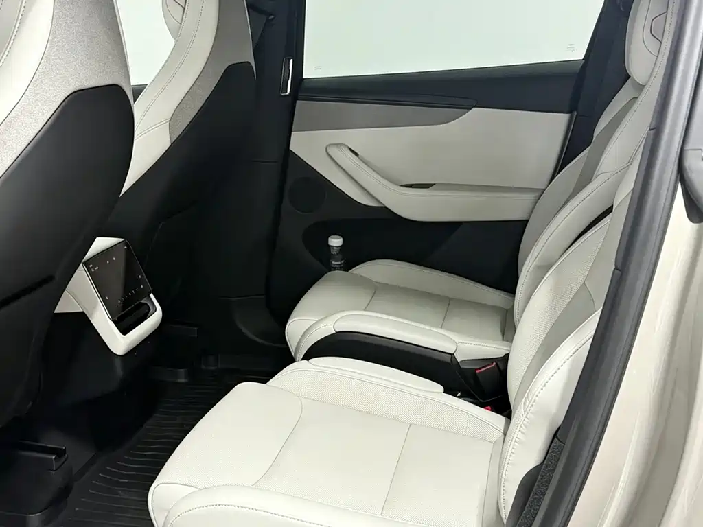 Tesla Model Y L — миниатюра 9