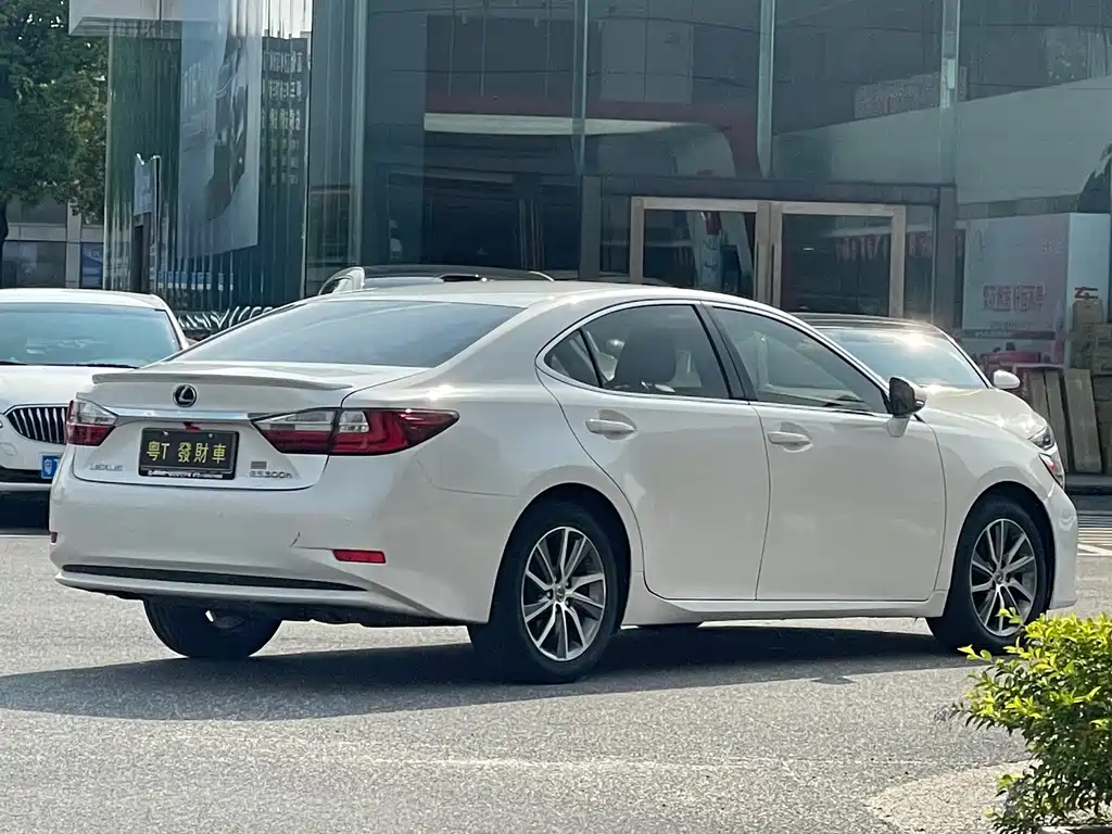 Lexus ES — миниатюра 8
