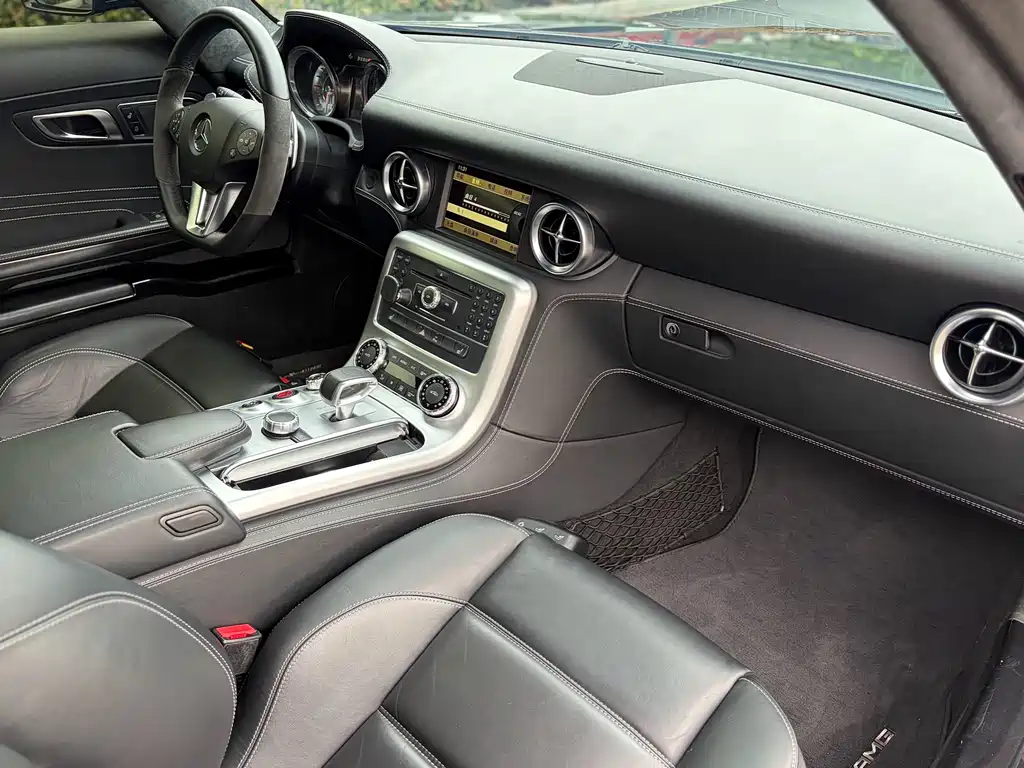 Mercedes-Benz SLS AMG — миниатюра 13