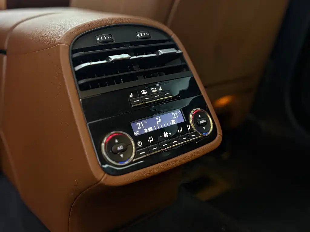 Maserati Quattroporte — миниатюра 6