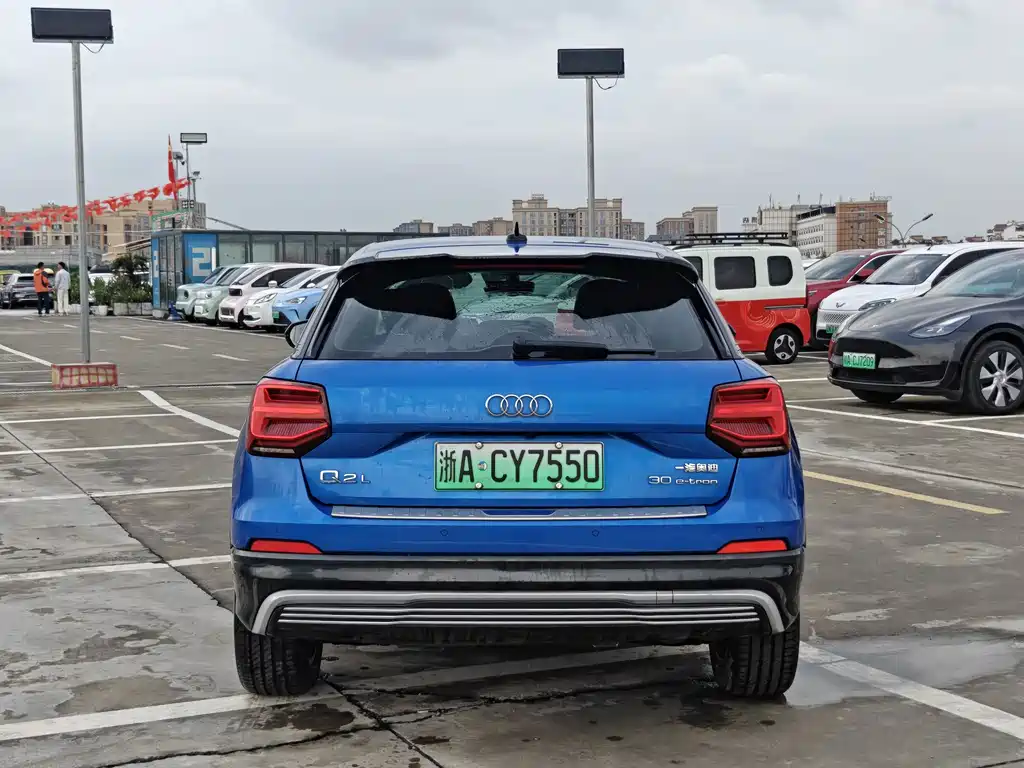 Audi Q2L e-tron — миниатюра 5