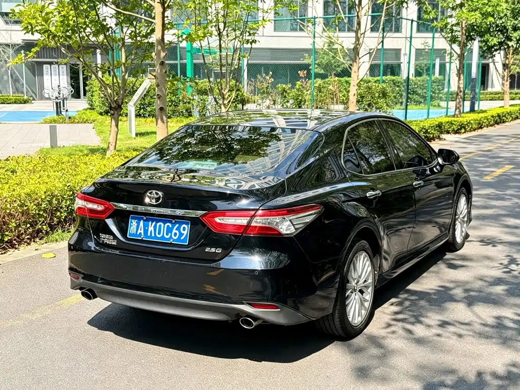 Toyota Camry — миниатюра 3