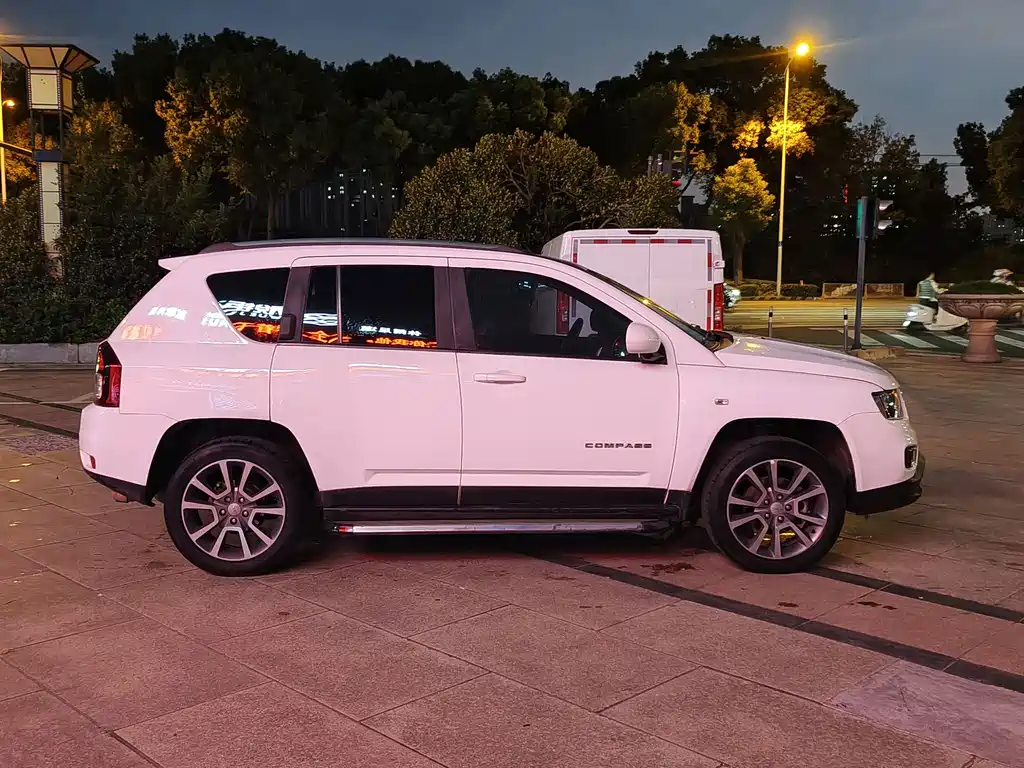 Jeep Compass (Import) — миниатюра 7