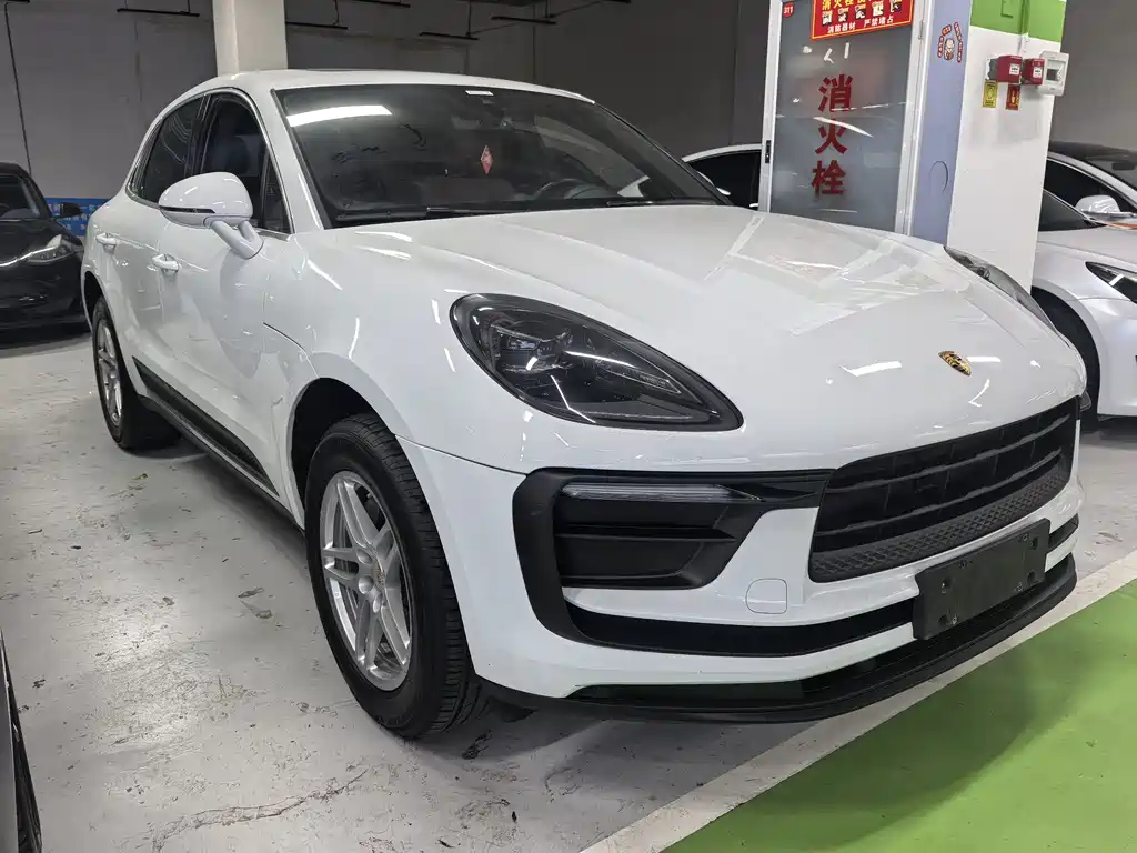 PORSCHE MACAN