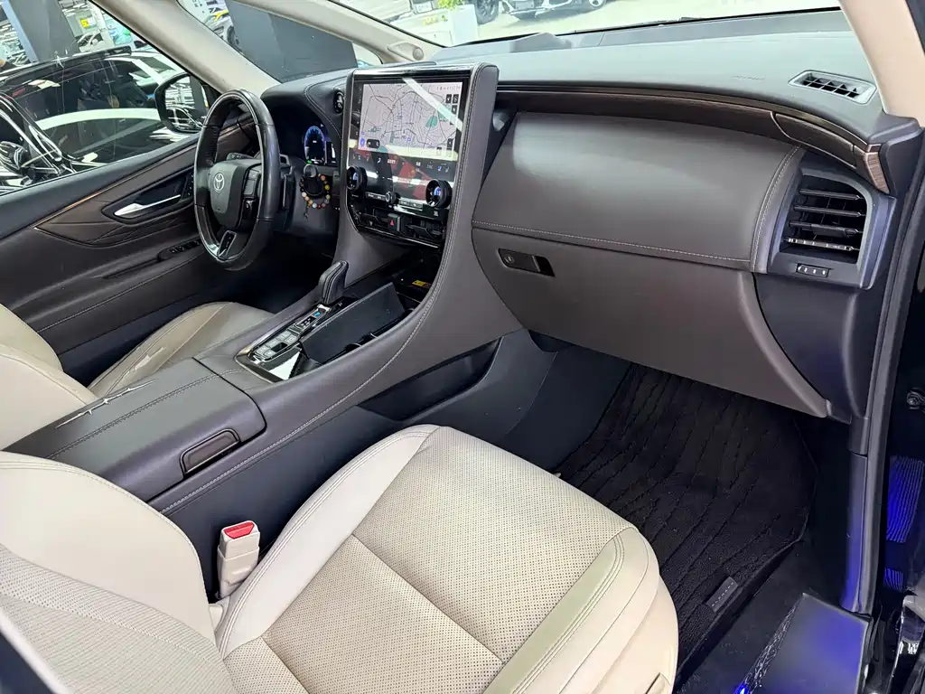 Toyota Alphard — миниатюра 20