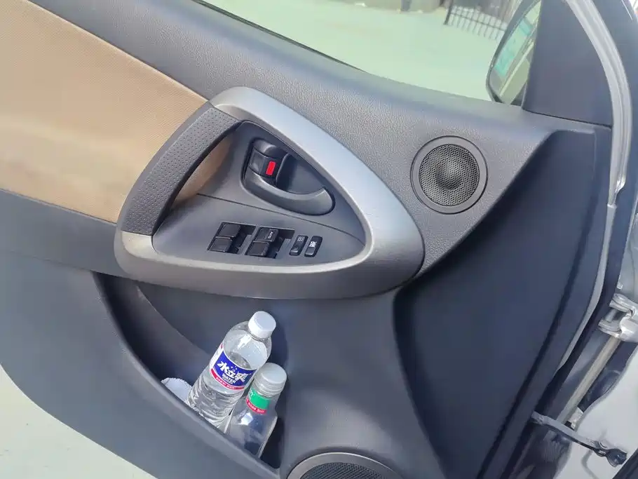 Toyota RAV4 — миниатюра 7
