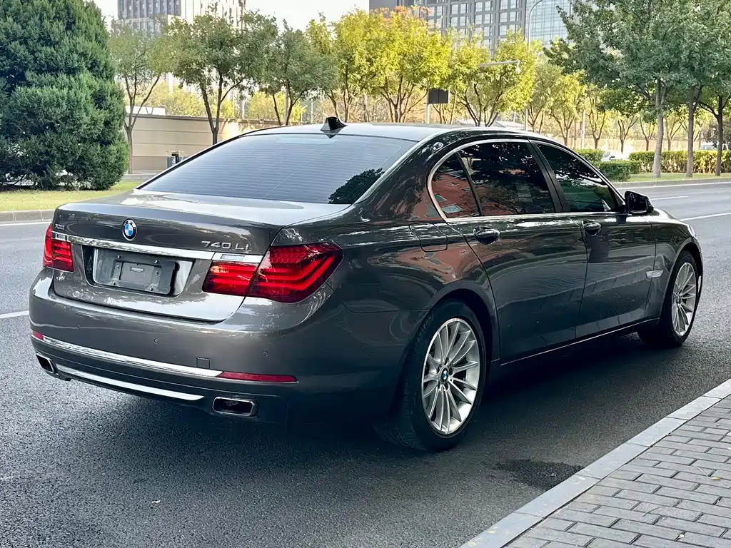 BMW 7 Series — миниатюра 5