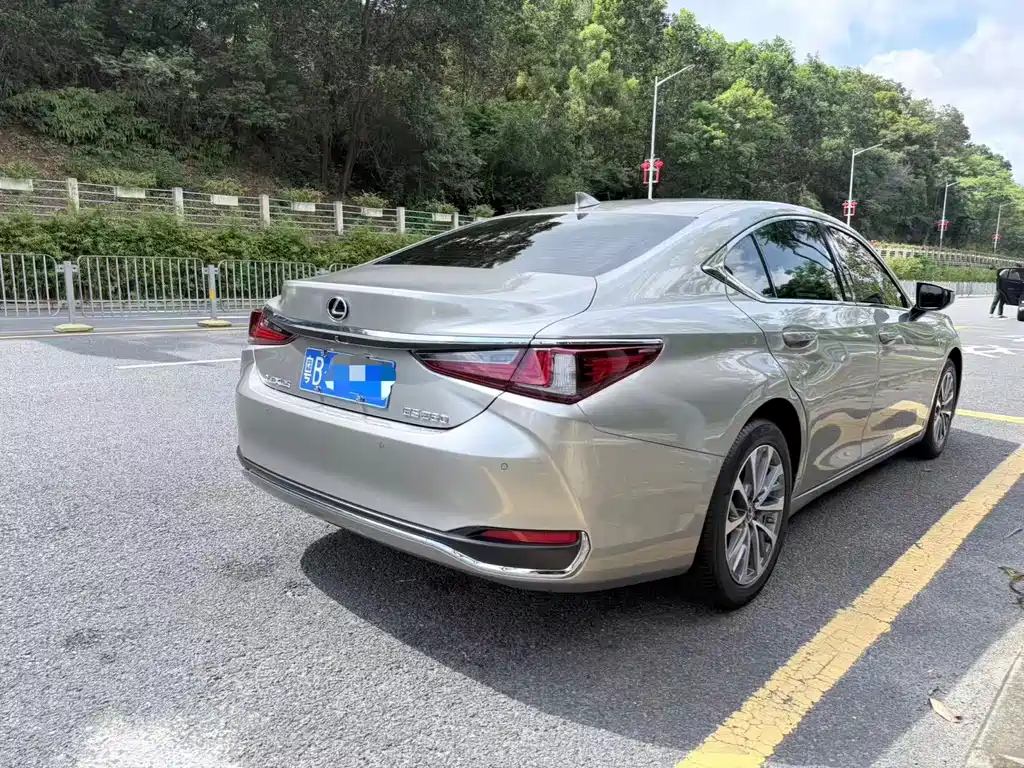 Lexus ES 2023 260