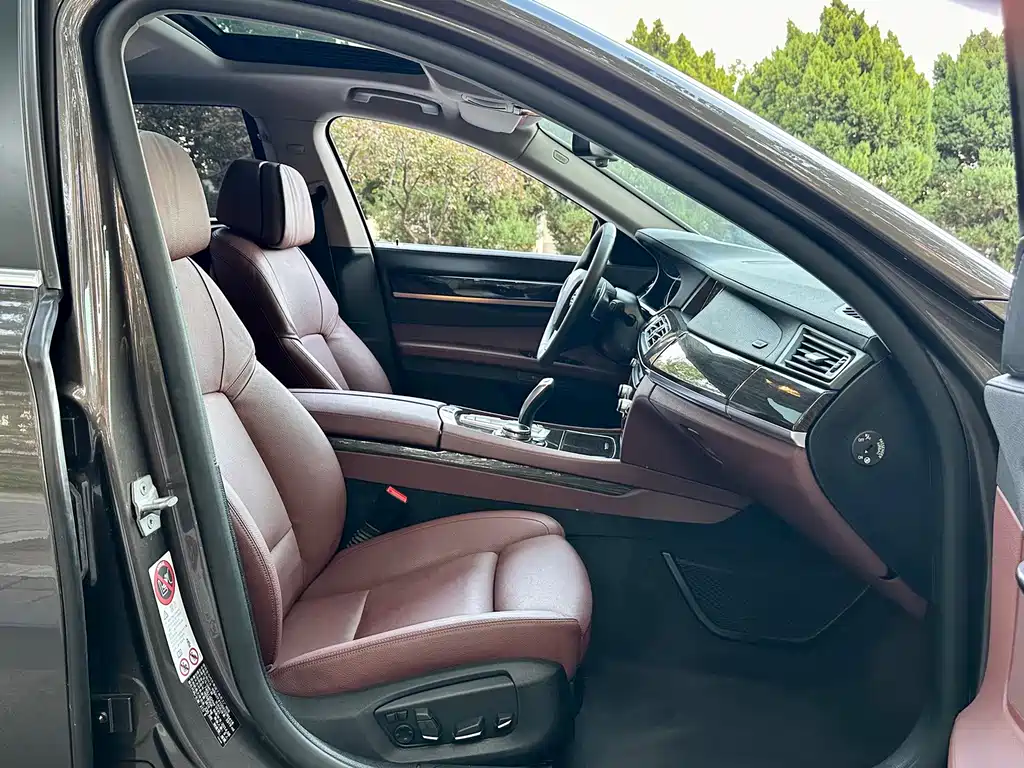 BMW 7 Series — миниатюра 16