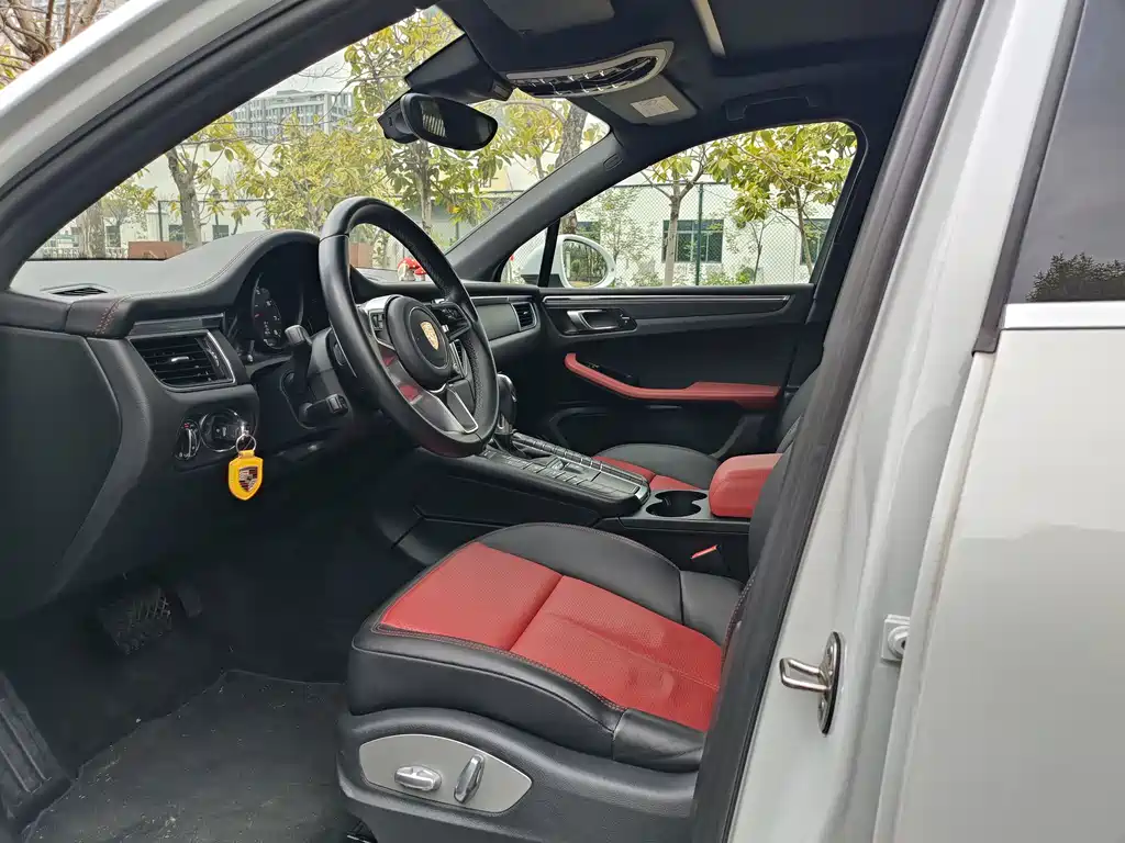 PORSCHE MACAN