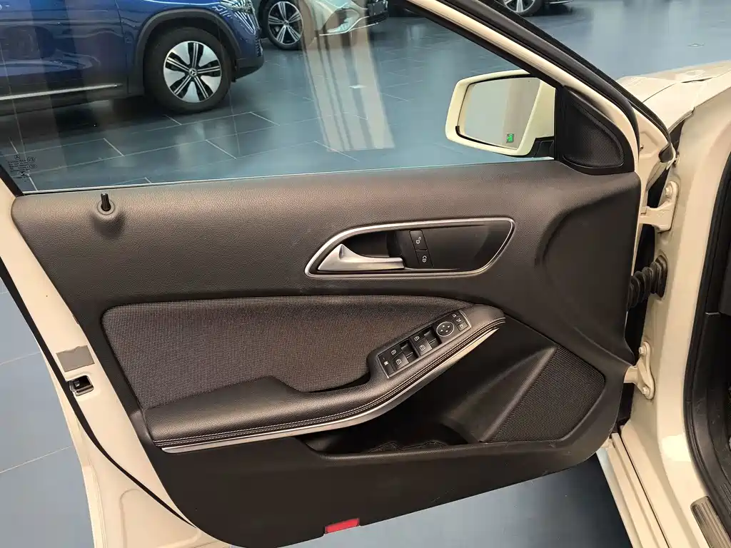Mercedes-Benz A-Class (Import) — миниатюра 8
