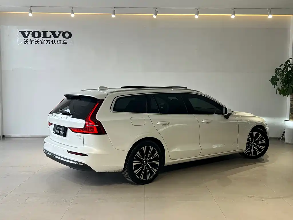 Volvo V60 2023 B5 Luxury