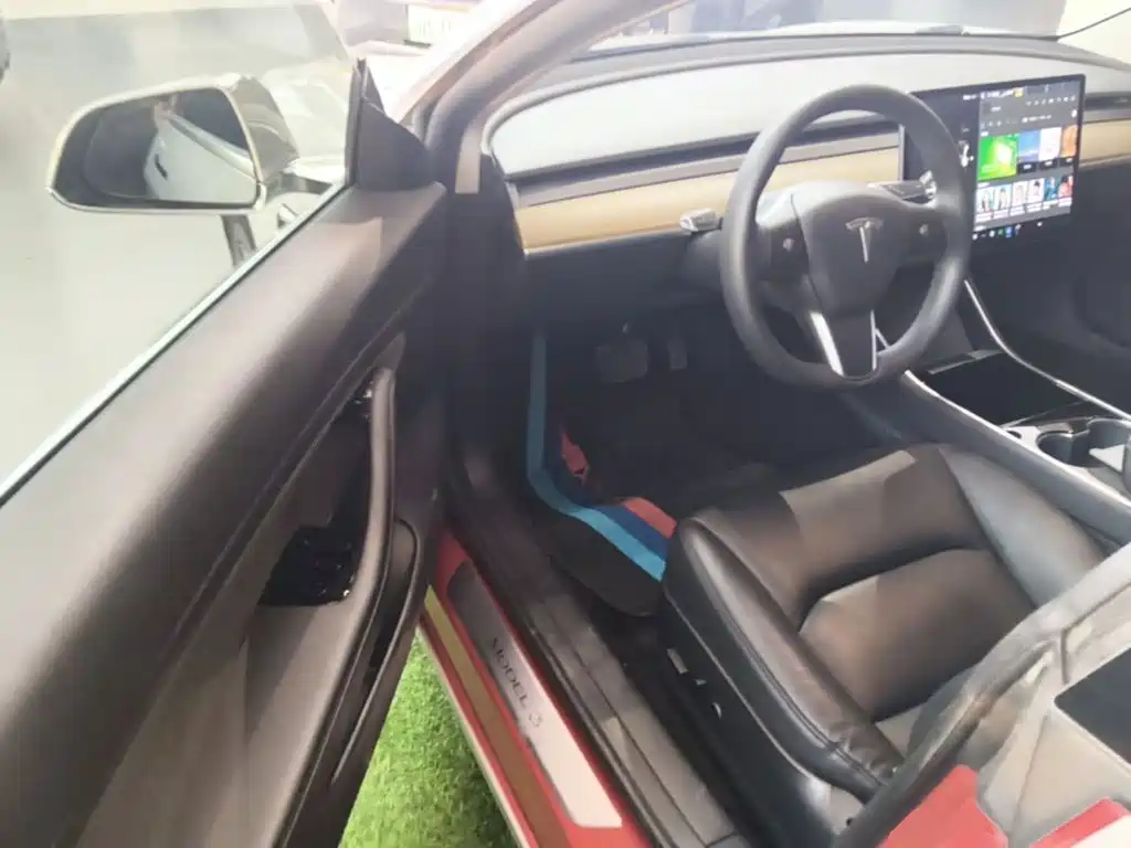 Tesla Model 3 — миниатюра 16