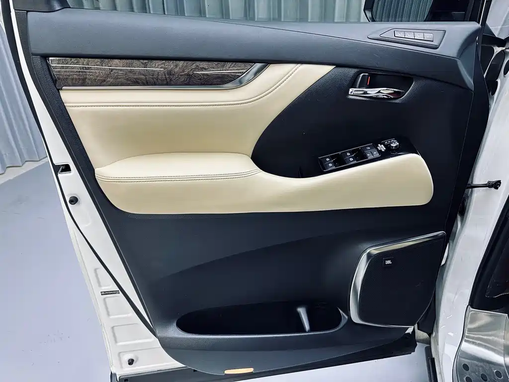 Toyota Alphard — миниатюра 19