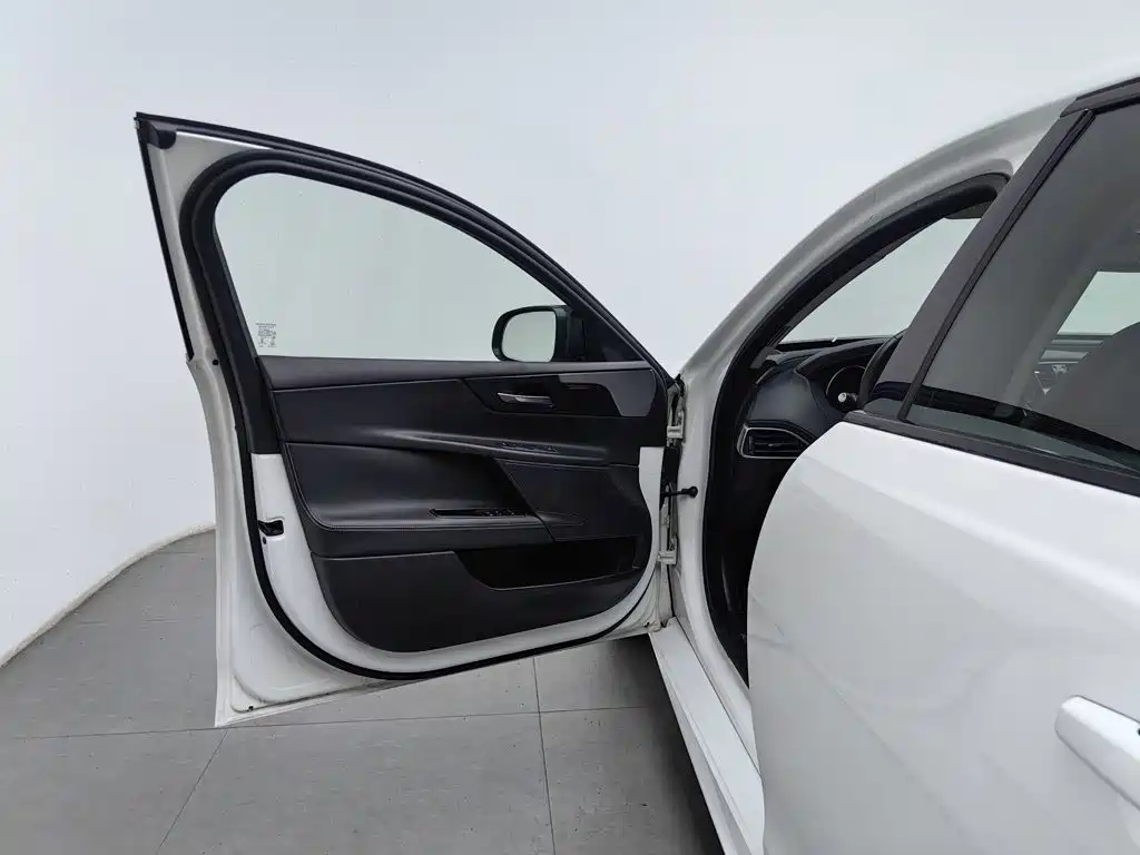 Jaguar XE — миниатюра 8