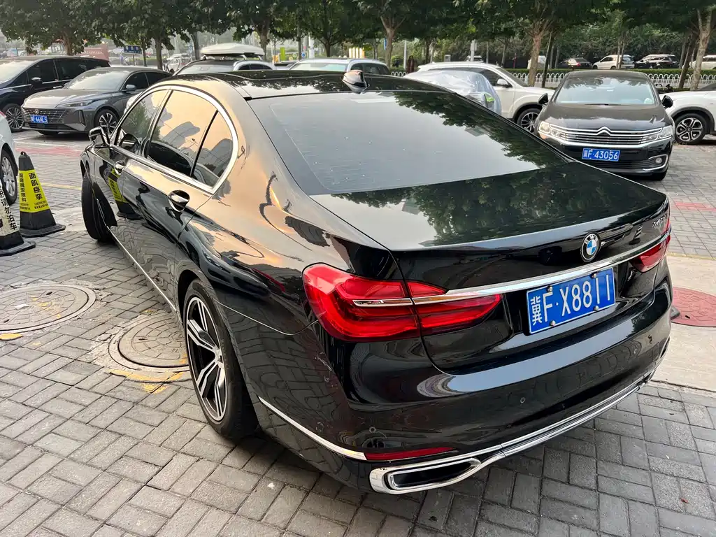 BMW 7 Series — миниатюра 6