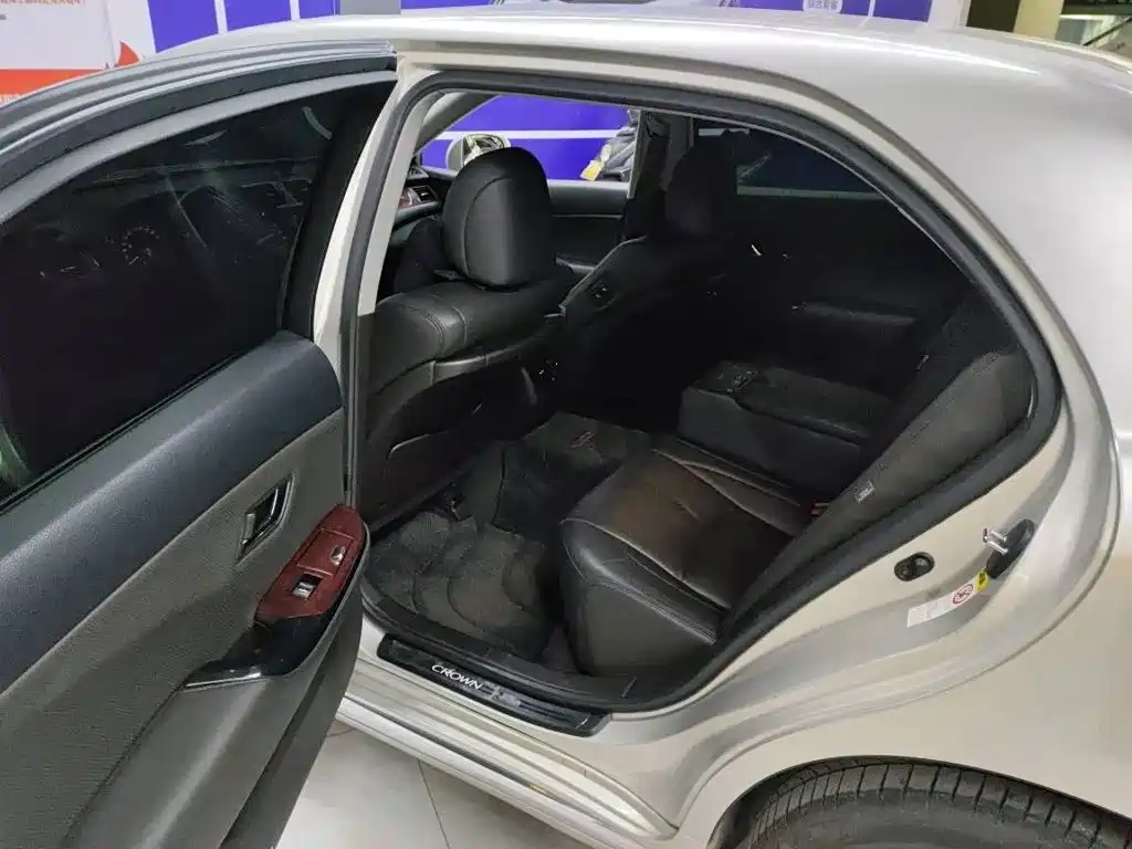 Toyota Crown — миниатюра 7