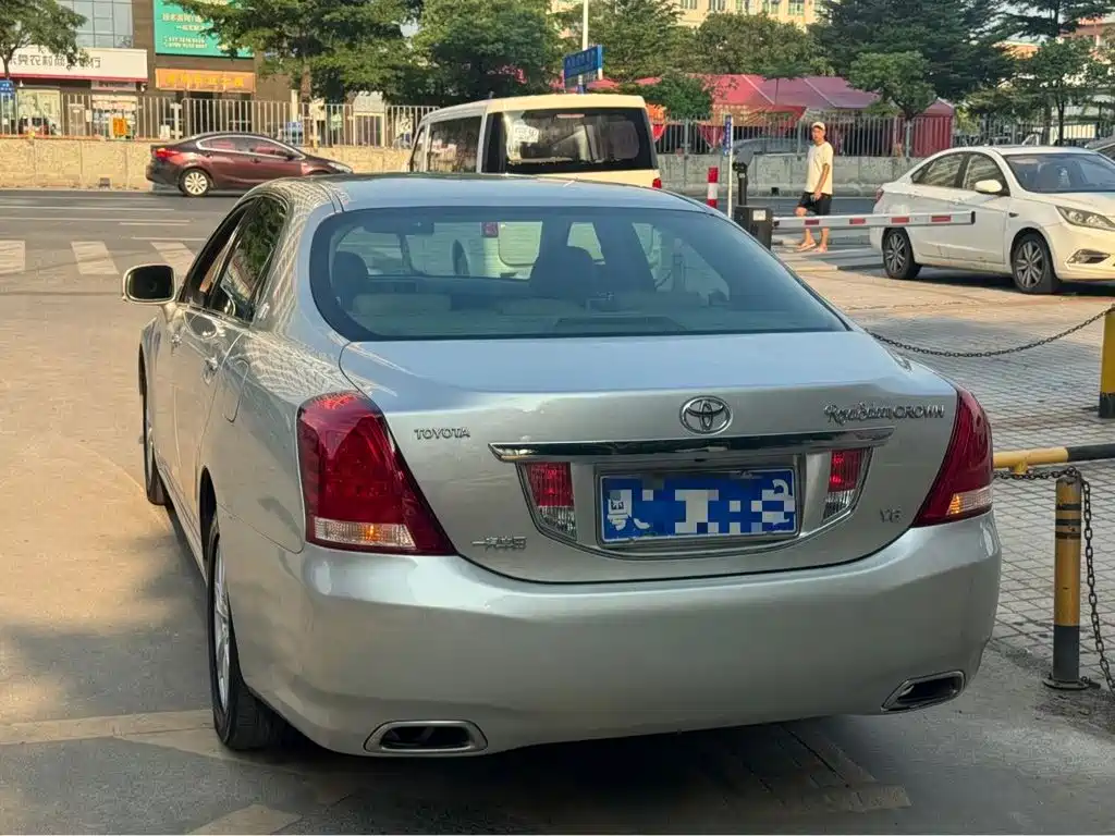 Toyota Crown — миниатюра 4