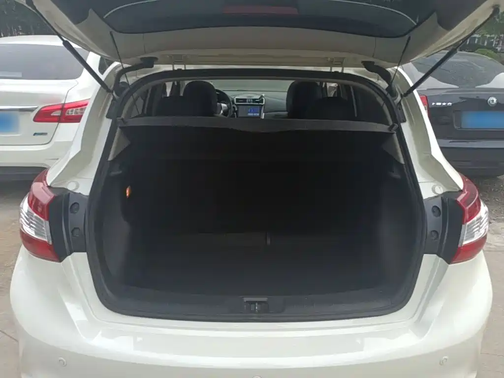 Nissan Tiida — миниатюра 19
