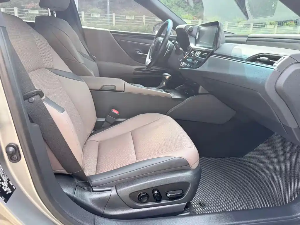 Lexus ES 2023 260