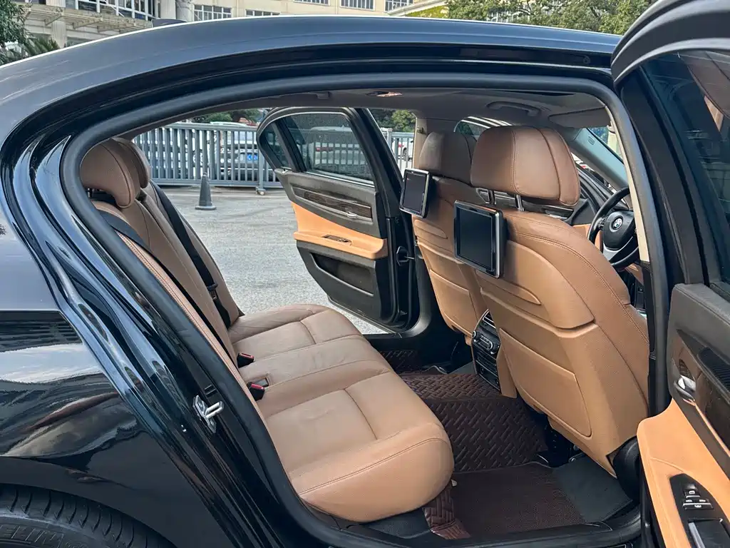 BMW 7 Series — миниатюра 12